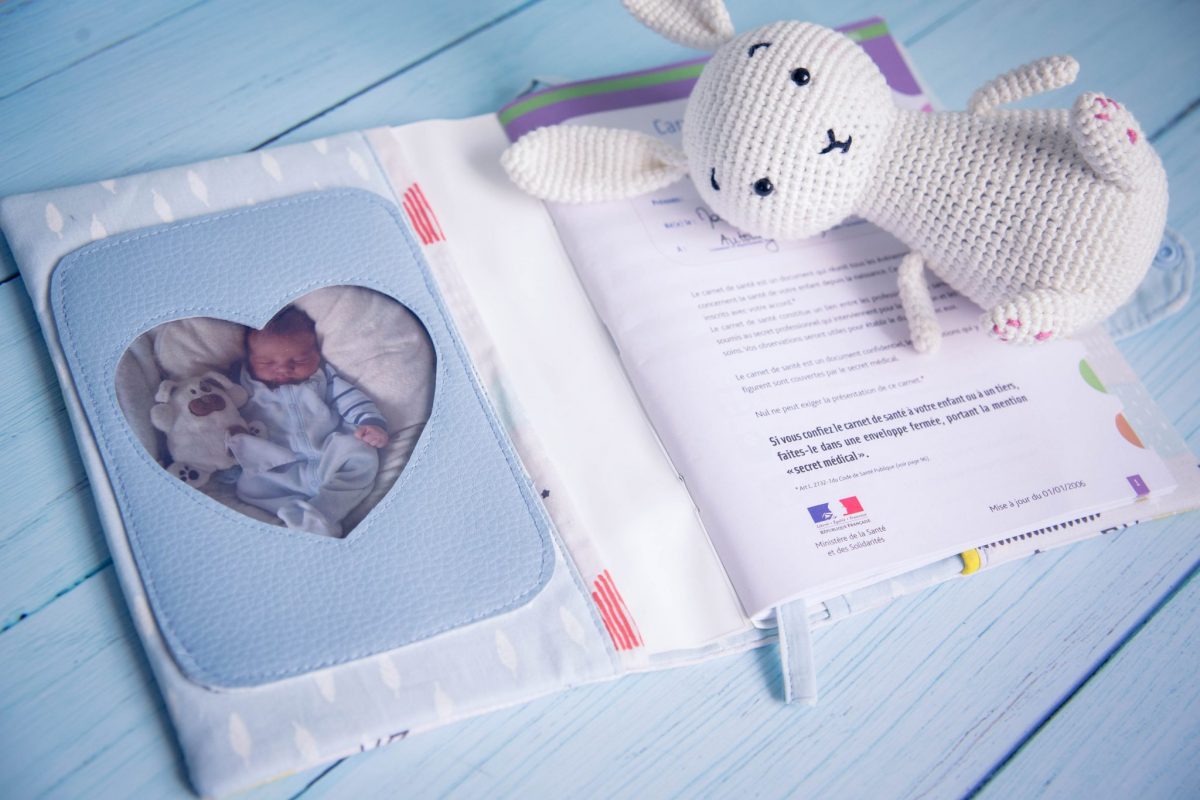 Protège carnet de santé bébé : modèles designs, solides, imperméables